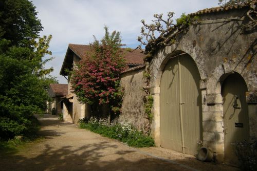 Porche monastere Prailles.JPG